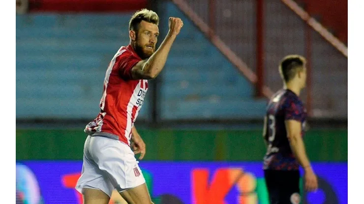 Jonathan Schunke abrió la cuenta para Estudiantes.