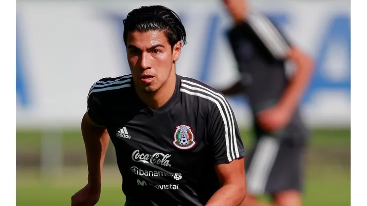 El defensa apareció en una foto con "Chucky" Lozano y ya es popular en Holanda