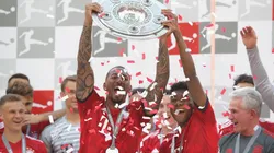 ¿SE VA DEL BAYERN? Jerome Boateng con el título de la Bundesliga en la última temporada (Foto: Getty).