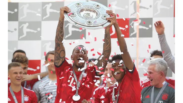 ¿SE VA DEL BAYERN? Jerome Boateng con el título de la Bundesliga en la última temporada (Foto: Getty).