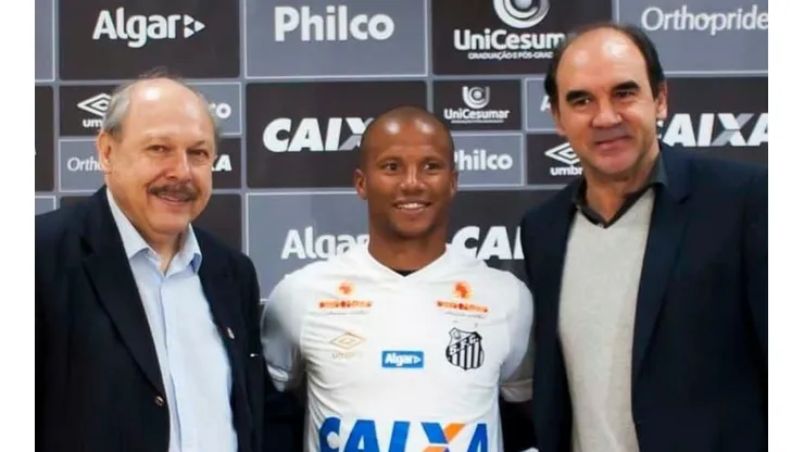 Carlos Sánchez fue presentado como nuevo refuerzo del Santos de Brasil.
