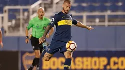 ROMPE EL ARCO. Uno de los pocos remates de Benedetto durante el amistoso contra el DIM.