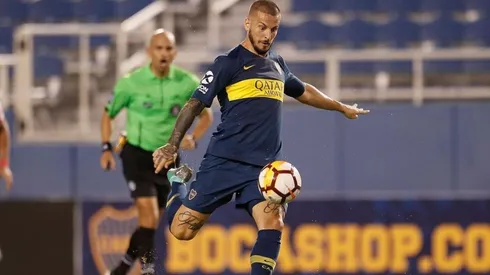 ROMPE EL ARCO. Uno de los pocos remates de Benedetto durante el amistoso contra el DIM.