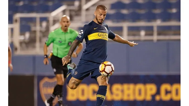ROMPE EL ARCO. Uno de los pocos remates de Benedetto durante el amistoso contra el DIM.