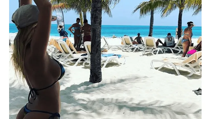 Romina Ortega, la mujer de Pitana, se puso de espaldas, con una bikini re chiquita y se sacó una foto para Instagram