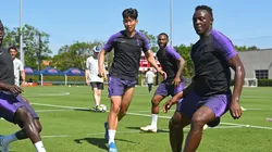 Dávinson Sánchez ya forma parte del grupo de jugadores del Tottenham en Estados Unidos.