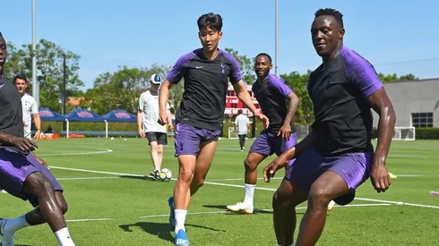 Dávinson Sánchez ya forma parte del grupo de jugadores del Tottenham en Estados Unidos.