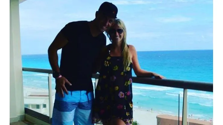 Foto de Néstor Pitana con su pareja.