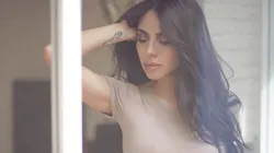 Jimena Sánchez asomó el escote por la ventana