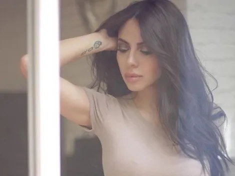 Jimena Sánchez asomó el escote por la ventana