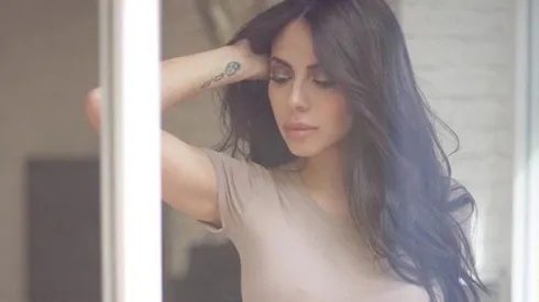 Jimena Sánchez asomó el escote por la ventana