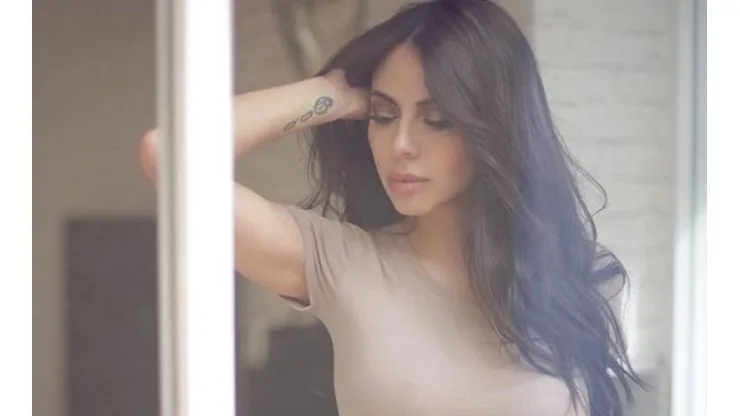 Jimena Sánchez asomó el escote por la ventana