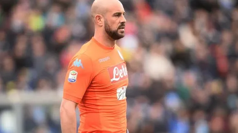 Pepe Reina con los colores de Napoli.