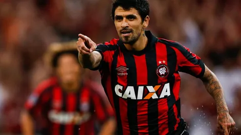 Lucho González vio la roja en Brasil