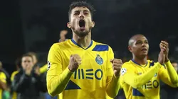 Álex Telles festeja con la camiseta de Porto.