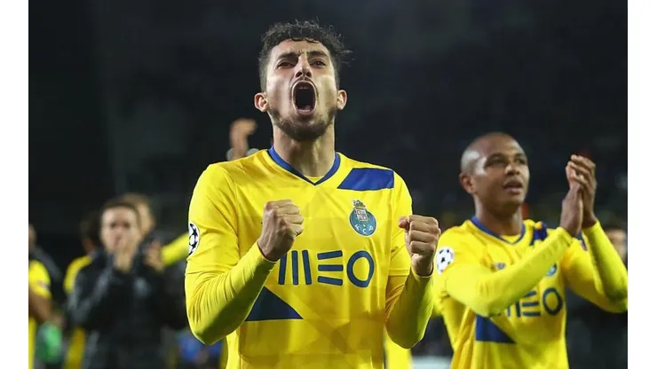 Álex Telles festeja con la camiseta de Porto.