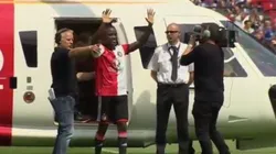 En helicóptero, así llegó el colombiano Luis Sinisterra a su presentación en Holanda.