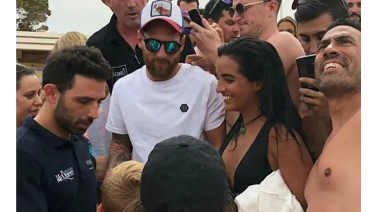Lionel Messi fue acosado por un grupo de fanáticos en Ibiza