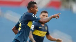 AGRADECE LA PARED. Sebastián Villa celebra su primer gol en Boca.