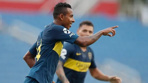 AGRADECE LA PARED. Sebastián Villa celebra su primer gol en Boca.