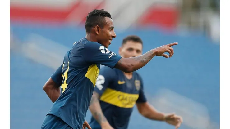 AGRADECE LA PARED. Sebastián Villa celebra su primer gol en Boca.