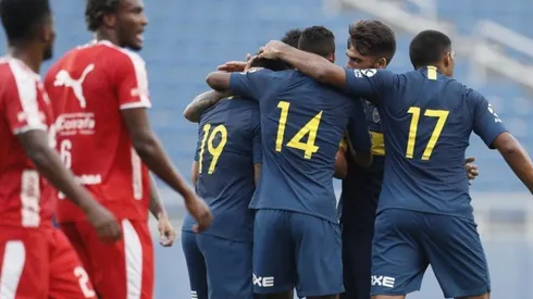 TODOS CON EL PIBE. Los compañeros abrazan a Almendra después de su golazo.