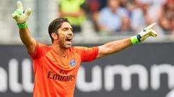 LAS ÓRDENES DE GIGI. Buffon le grita desde el fondo a sus compañeros del PSG.