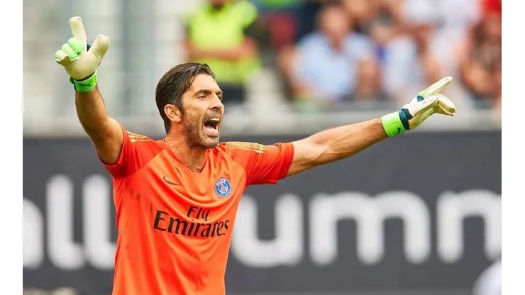 LAS ÓRDENES DE GIGI. Buffon le grita desde el fondo a sus compañeros del PSG.