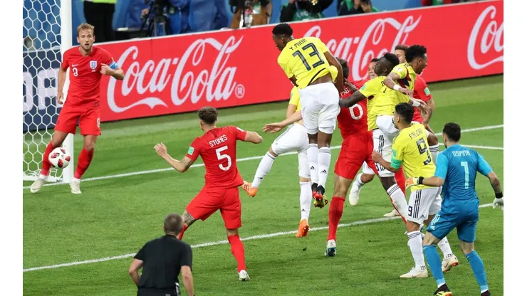 EN LAS ALTURAS. Yerry Mina gana de cabeza para empatarle a Inglaterra sobre el final (Foto: Getty).