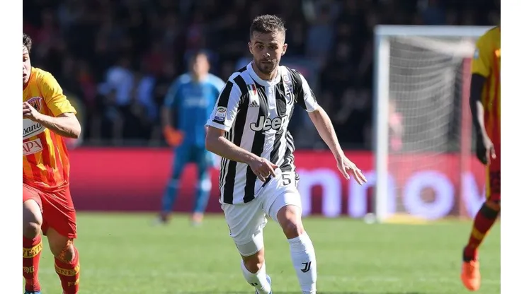 Miralem Pjanic con la camiseta de Juventus.