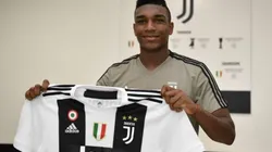 Makoun Reyes posa con la camiseta de Juventus.