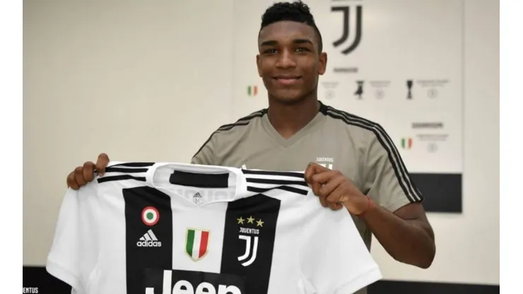 Makoun Reyes posa con la camiseta de Juventus.