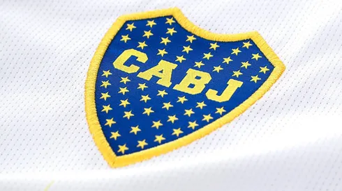 Foto del escudo de Boca en la camiseta alternativa.