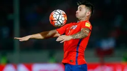 EN LA ROJA. Eugenio Mena controla durante las Eliminatorias con la Selección de Chile (Foto: Getty).