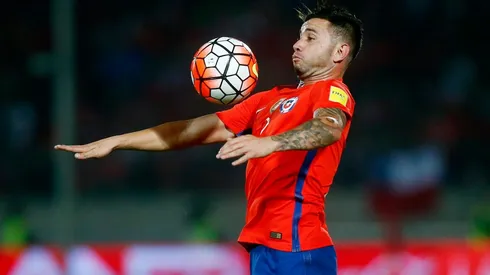 EN LA ROJA. Eugenio Mena controla durante las Eliminatorias con la Selección de Chile (Foto: Getty).