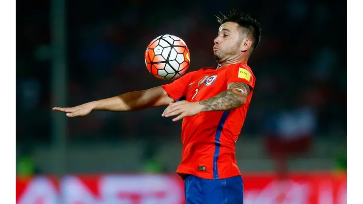 EN LA ROJA. Eugenio Mena controla durante las Eliminatorias con la Selección de Chile (Foto: Getty).