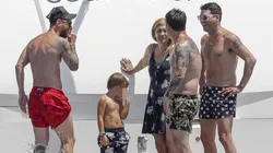 LA FAMILIA UNIDA. Los hermanos Messi junto a Celia, su madre, en un yate en Ibiza.