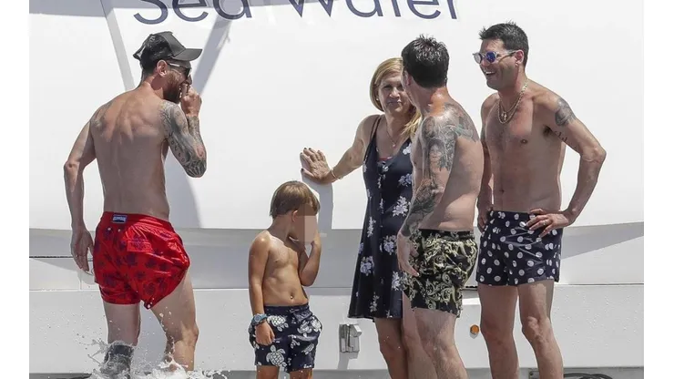 LA FAMILIA UNIDA. Los hermanos Messi junto a Celia, su madre, en un yate en Ibiza.