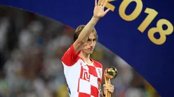 EL MEJOR DEL MUNDIAL. Luka Modric agradece los aplausos con el Balón de Oro de Rusia 2018 (Foto: Getty).