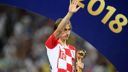 EL MEJOR DEL MUNDIAL. Luka Modric agradece los aplausos con el Balón de Oro de Rusia 2018 (Foto: Getty).