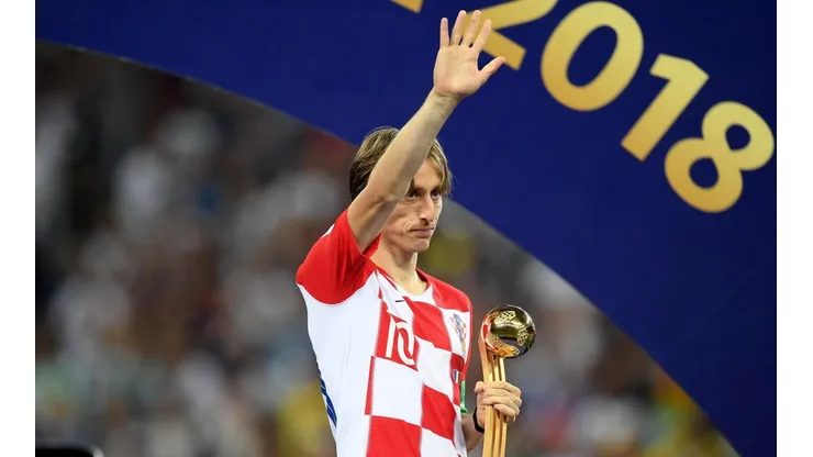 EL MEJOR DEL MUNDIAL. Luka Modric agradece los aplausos con el Balón de Oro de Rusia 2018 (Foto: Getty).