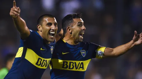 LA DUPLA DE BOCA. Wanchope Ábila y Carlos Tevez festejan con los colores xeneizes (Foto: Getty).