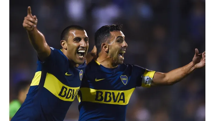 LA DUPLA DE BOCA. Wanchope Ábila y Carlos Tevez festejan con los colores xeneizes (Foto: Getty).