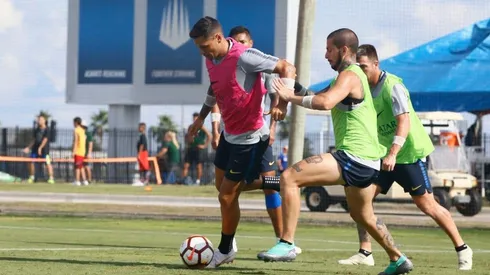 ENTRENA BOCA. La delantero xeneize enfrentada en el entrenamiento realizado en Florida.