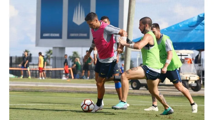 ENTRENA BOCA. La delantero xeneize enfrentada en el entrenamiento realizado en Florida.