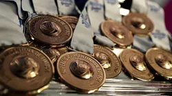 PARA LOS CAMPEONES. Las medallas para los ganadores de la Superliga Argentina.