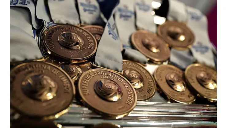 PARA LOS CAMPEONES. Las medallas para los ganadores de la Superliga Argentina.