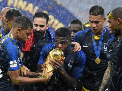 ¡Un genio! Samuel Umtiti se bañó con la Copa del Mundo