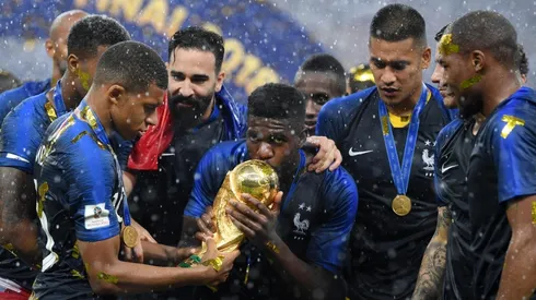 ¡Un genio! Samuel Umtiti se bañó con la Copa del Mundo