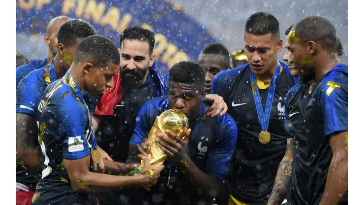 ¡Un genio! Samuel Umtiti se bañó con la Copa del Mundo